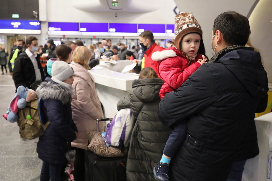 Uchodźcy z Ukrainy na dworcu Warszawa Centralna / 	Paweł Supernak   /PAP