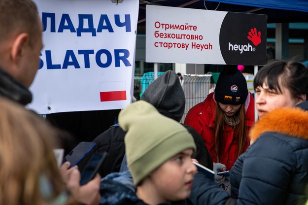 Uchodźcy z Ukrainy na polsko-ukraińskim przejściu granicznym w Dorohusku /Wojtek Jargiło /PAP