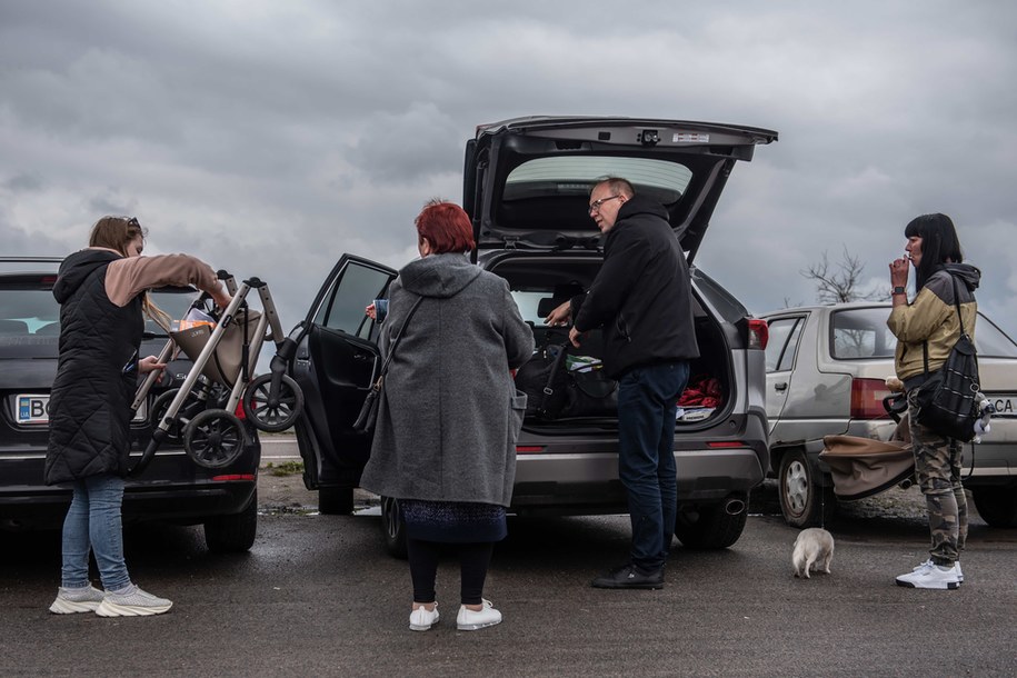 Uchodźcy z Ukrainy na polsko-ukraińskim przejściu granicznym w Hrebennem /Wojtek Jargiło /PAP