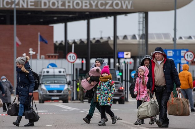 Uchodźcy z Ukrainy na przejściu granicznym w Dołhobyczowie /Wojtek Jargiło /PAP