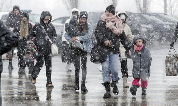 Uchodźcy z Ukrainy na przejściu granicznym w Seret w Rumunii /ROBERT GHEMENT /PAP/EPA