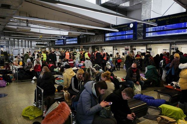 Uchodźcy z Ukrainy po opuszczeniu pociągu z Kijowa na dworcu Warszawa Wschodnia /Mateusz Marek /PAP
