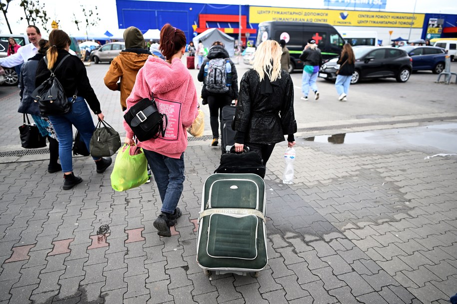 Uchodźcy z Ukrainy po przyjeździe do Centrum Pomocy Humanitarnej w Przemyślu /Darek Delmanowicz /PAP