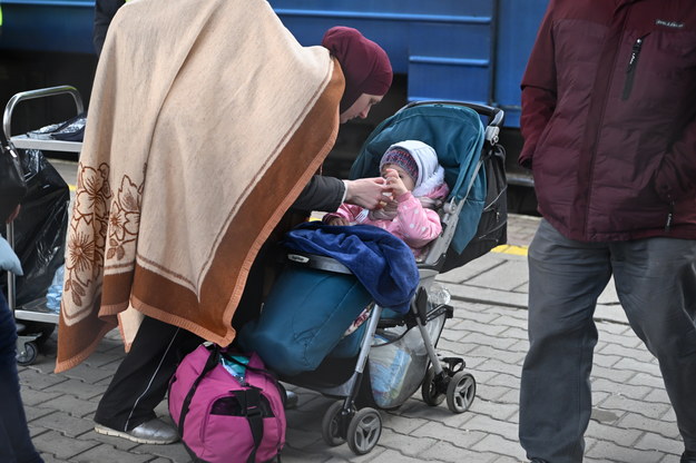 Uchodźcy z Ukrainy po przyjeździe pociągiem do Przemyśla /PAP