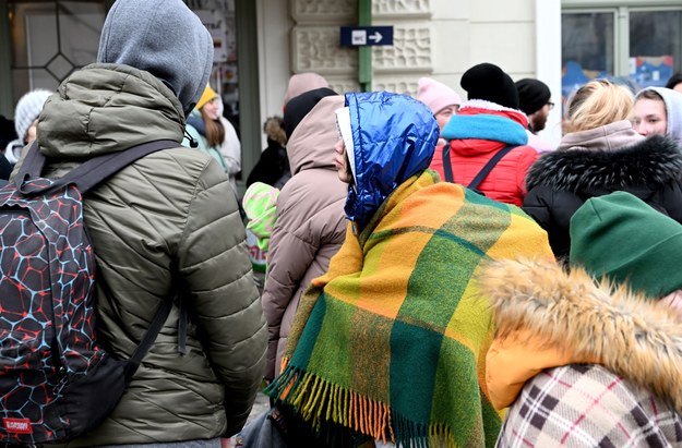 Uchodźcy z Ukrainy przed Dworcem Głównym PKP w Przemyślu /Darek Delmanowicz /PAP