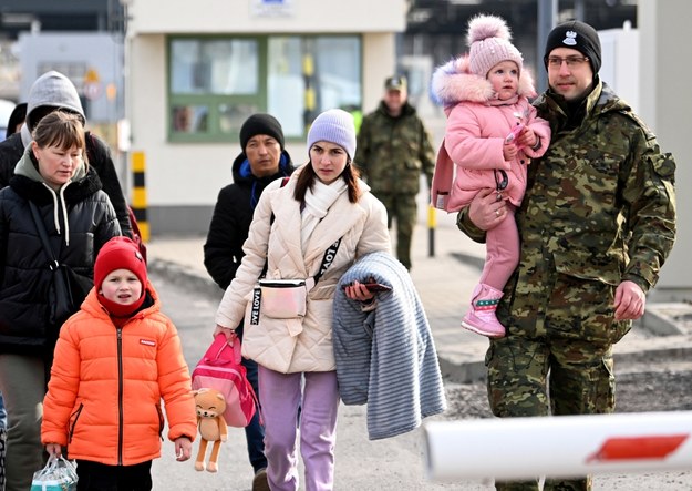 Uchodźcy z Ukrainy przekraczają polsko-ukraińskie przejście graniczne w Medyce /Darek Delmanowicz /PAP