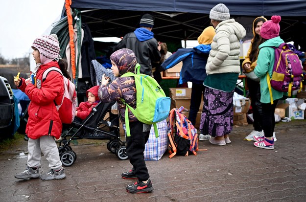 Uchodźcy z Ukrainy przy polsko-ukraińskim przejściu granicznym w Medyce /Darek Delmanowicz /PAP