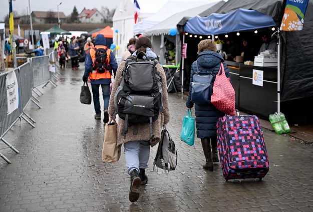 Uchodźcy z Ukrainy przy polsko-ukraińskim przejściu granicznym w Medyce /Darek Delmanowicz /PAP