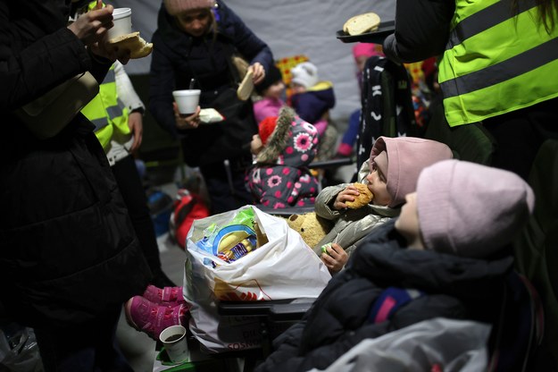 Uchodźcy z Ukrainy w miasteczku namiotowym przy dworcu PKP w Olkuszu po przyjeździe pociągu humanitarnego ze Lwowa //Łukasz Gągulski /PAP