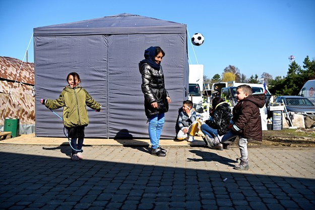 Uchodźcy z Ukrainy w okolicy polsko-ukraińskiego przejścia granicznego w Medyce /Darek Delmanowicz /PAP