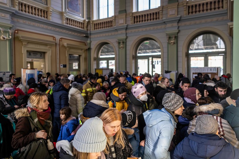 Uchodźcy z Ukrainy w tymczasowym punkcie przyjmowania zorganizowanym na głównym dworcu kolejowym w Przemyślu (28 lutego 2022 r.) /Wojtek Radwański /AFP