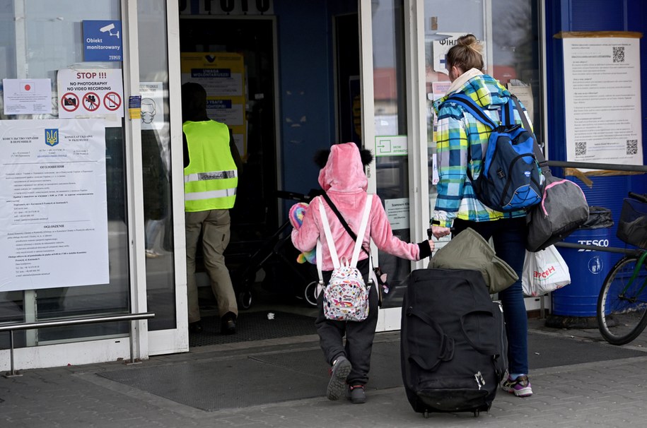 Uchodźcy z Ukrainy wchodzą do Centrum Pomocy Humanitarnej w Przemyślu, niektórzy z nich być może trafią dalej do Europy Zachodniej, być może do Danii /Darek Delmanowicz /PAP/EPA