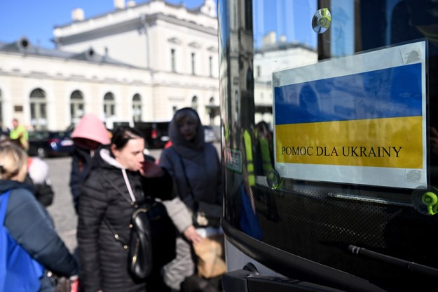 Uchodźcy z Ukrainy wsiadają do autokaru mającego zawieźć ich w głąb Polski. /Darek Delmanowicz /PAP