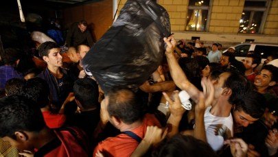 Uchodźcy z węgierskiego dworca: Pójdziemy na piechotę do Wiednia