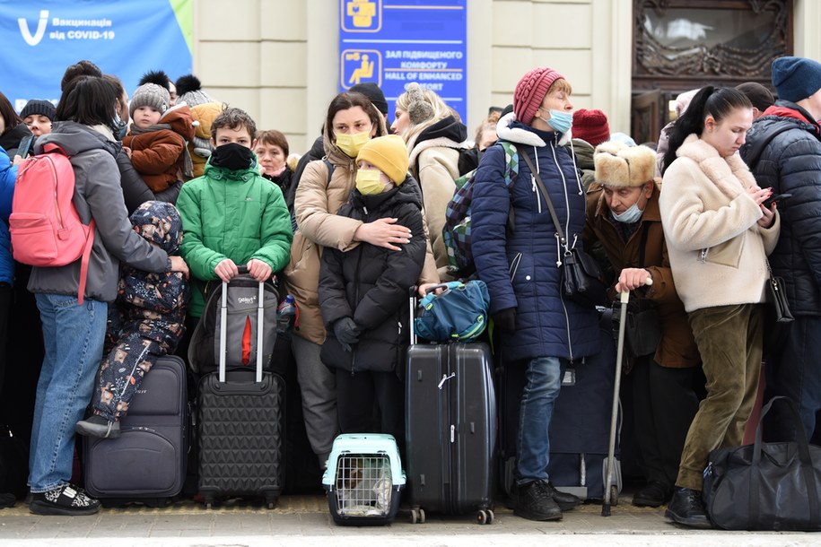 Uchodźcy ze Lwowa czekają na pociąg do Polski /Shutterstock