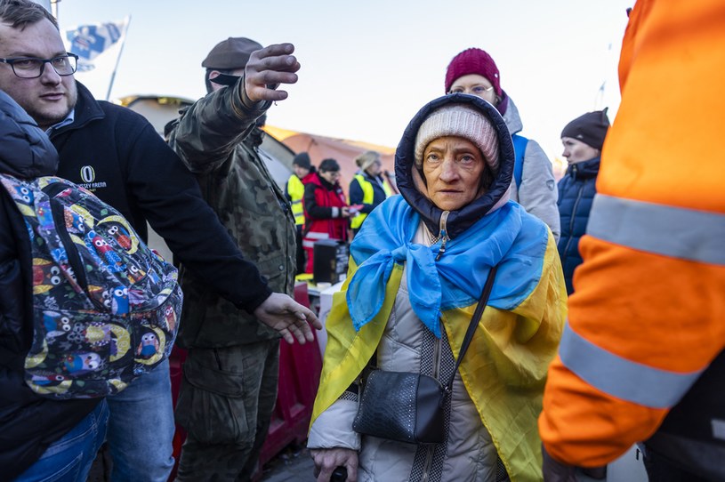 Uchodźczyni przekracza granicę z Polską /AFP