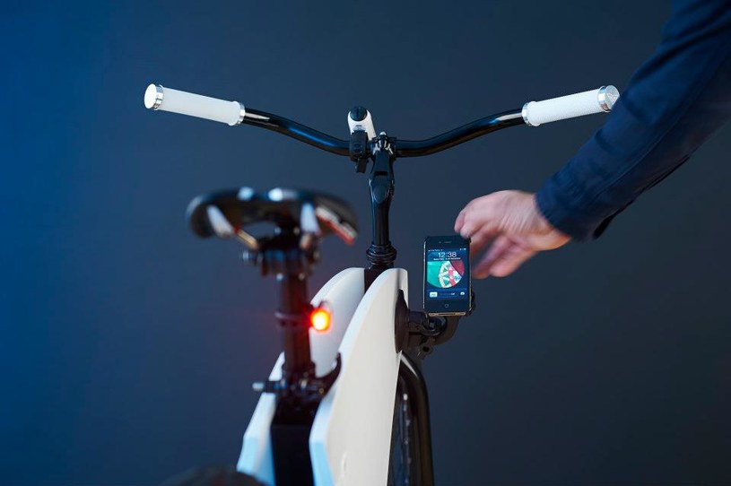 Uchwyt na iPhone to wyposażenie dodatkowe drewnianego roweru z Portugalii /materiały prasowe