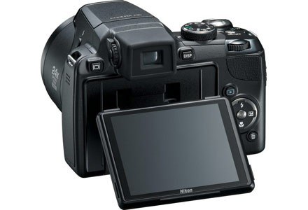 Uchylny wyświetlacz Nikona P90 /materiały prasowe