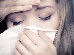 Uciążliwa alergia na pyłki. Jak sobie z nią radzić? 