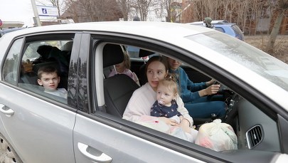 Ucieczka do Polski. Sznur aut, a w nich ludzie, którzy mają strach w oczach [REPORTAŻ RMF FM] 