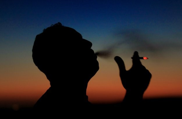 Ucieczka palaczy od papierosów do skrętów kosztuje budżet państwa 300-400 mln. zł rocznie /AFP