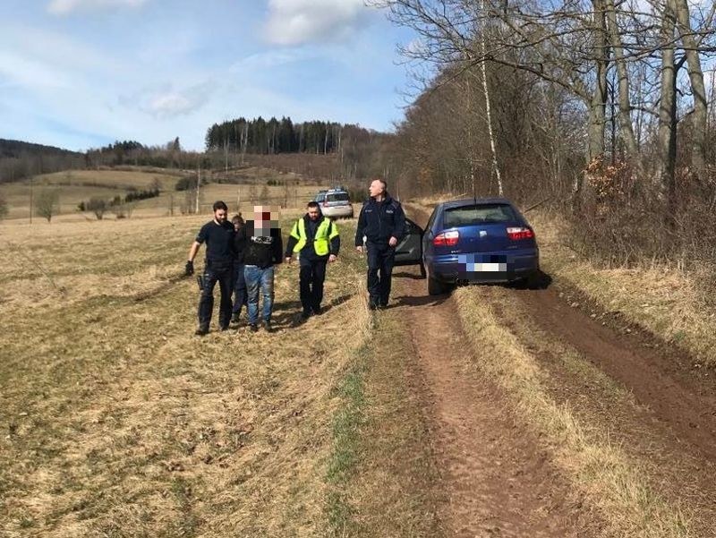 Ucieczka przed policją zakończyła się zatrzymaniem na polnej drodze /Komenda Powiatowa Policji w Kamiennej Górze  /