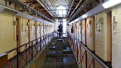 Ucieczka więźnia w Braniewie. Pracował na przepustce na komendzie policji