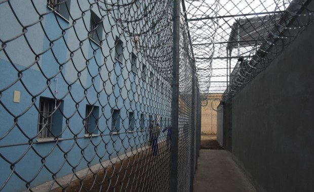 Ucieczka z aresztu zakończona wypadkiem. Osadzony w stanie krytycznym