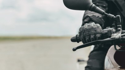 Uciekając przed kontrolą uderzył w radiowóz. Motorowerzysta z promilami     