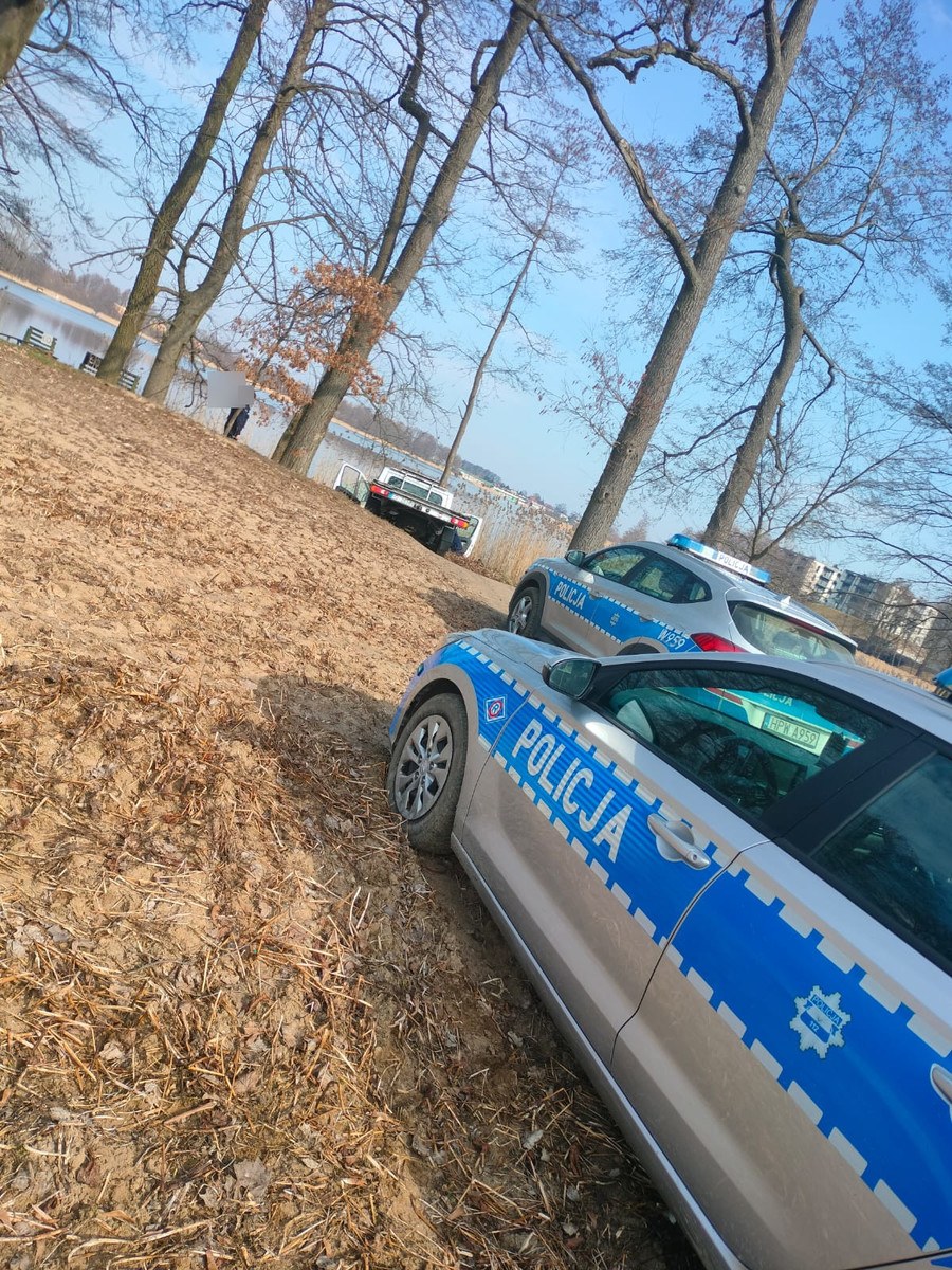 Uciekający kierowca wjechał autem do jeziora Raduń, porzucił pojazd i zaczął uciekać pieszo /KPP Wałcz /