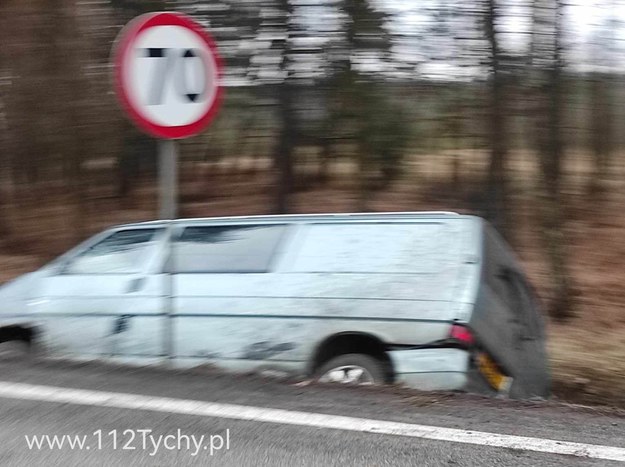 Uciekający kierowca wjechał do rowu. /112Tychy.pl /Gorąca Linia RMF FM