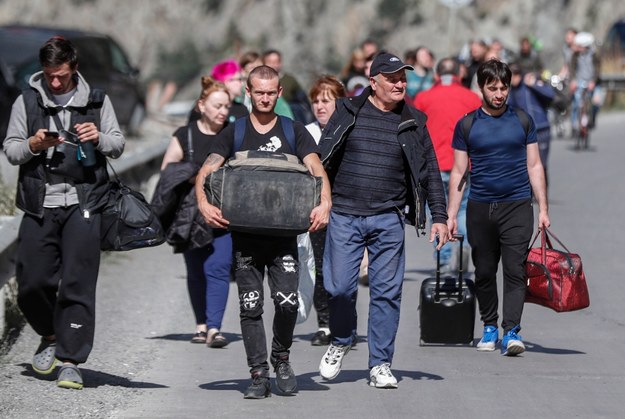 Uciekający przed mobilizacją Rosjanie przekraczają granicę z Gruzją /ZURAB KURTSIKIDZE /PAP/EPA