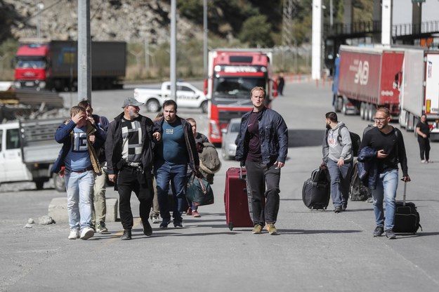 Uciekający przed mobilizacją Rosjanie przekraczają granicę z Gruzją /ZURAB KURTSIKIDZE /PAP/EPA