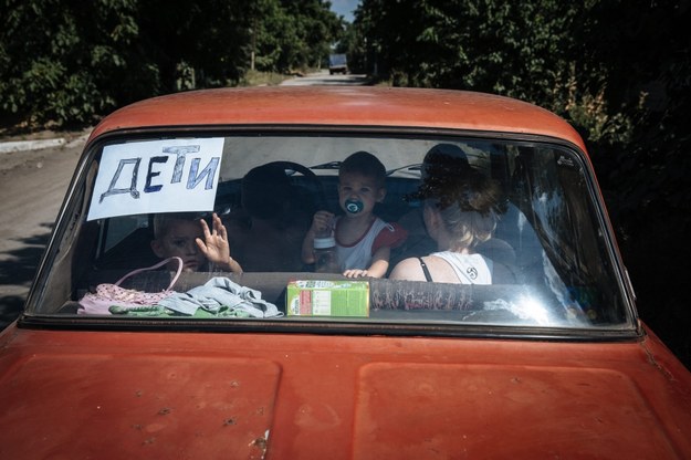 Uciekający z Ługańska mieszkańcy. Na szybę samochodu przykleili kartkę z napisem "dzieci" /ROMAN PILIPEY /PAP/EPA