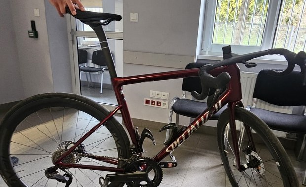 Uciekał na kradzionym rowerze trasą wyścigu. Wyprzedził peleton, znalazł się w czołówce