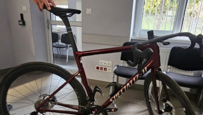 Uciekał na kradzionym rowerze trasą wyścigu. Wyprzedził peleton, znalazł się w czołówce