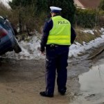 Uciekał przed policją, rozbił się, a potem zostawił rodzinę w aucie