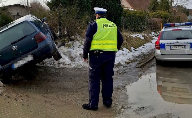 Uciekał przed policją, rozbił się, a potem zostawił rodzinę w aucie