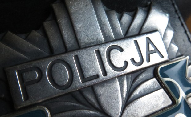 Uciekał przed policją, uderzył w budynek. 55-latek zginął