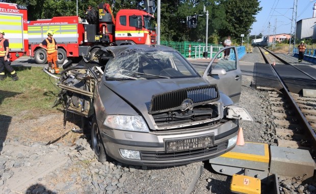 Uciekał przed policją, wjechał pod pociąg
