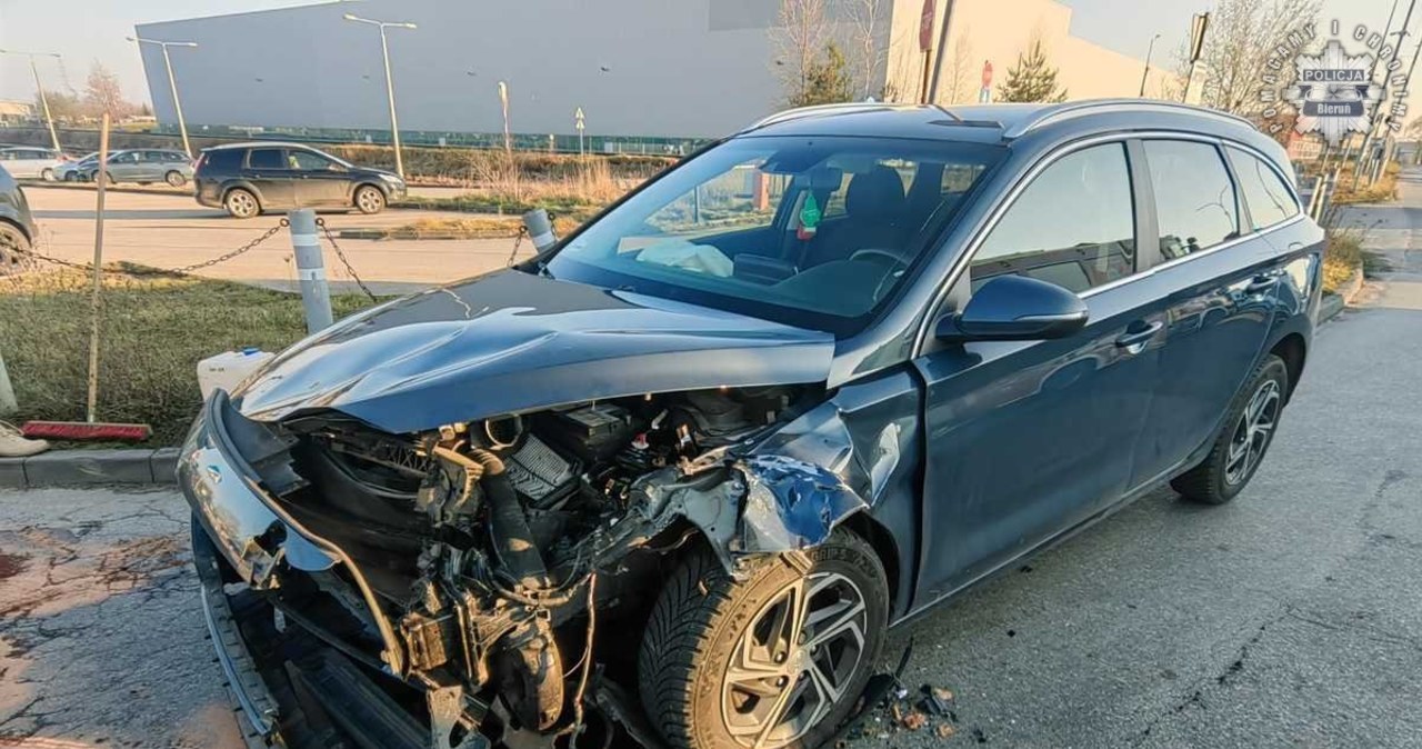 ​Uciekał przed policją, wjechał w auto z 4-osobową rodziną