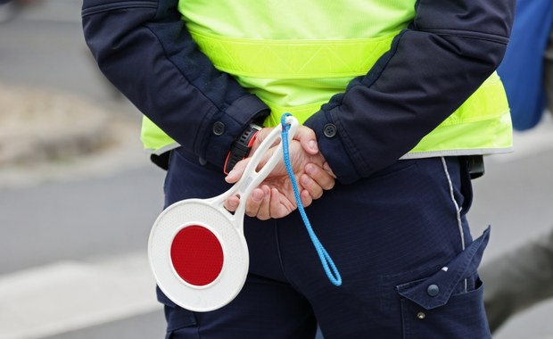 Uciekał przed policją. Zatarł silnik i zgubił miskę olejową