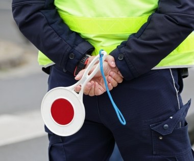 Uciekał przed policją. Zatarł silnik i zgubił miskę olejową