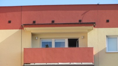 Uciekał przed policją, zmarł po upadku z czwartego piętra