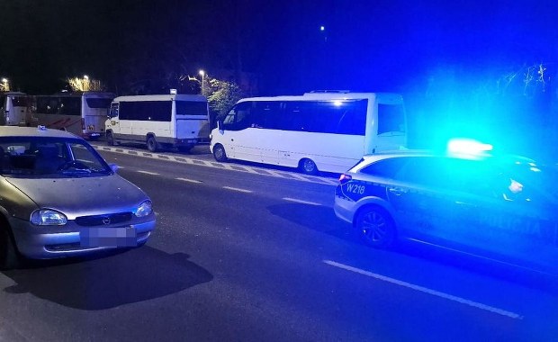 Uciekała przed policją, bo... nie miała włączonych świateł