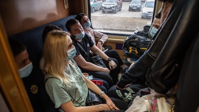 Uciekali pod ostrzałem w zaciemnionych wagonach. Pociąg z Kijowa dotarł do Warszawy 