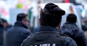 Uciekali przed policją. Po przeskoczeniu ogrodzenia znaleźli się na... posterunku