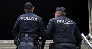 Uciekali przed policją. Po przeskoczeniu ogrodzenia znaleźli się na... posterunku