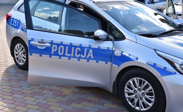 Uciekali z narkotykami, staranowali radiowozy. Policja poszukuje trzech osób