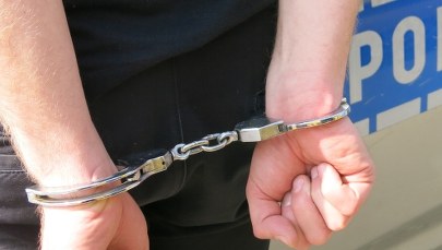 Uciekł z radiowozu i w kajdankach wskoczył do Warty. Szuka go policja